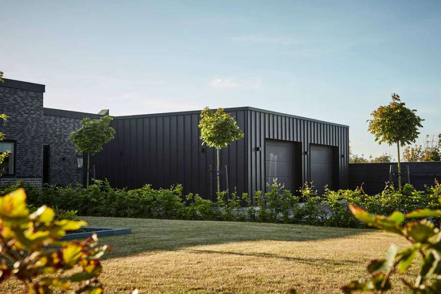 Stilfuld stålbeklædning af dobbeltgarage, Klosterlunden 7, 9490 Pandrup